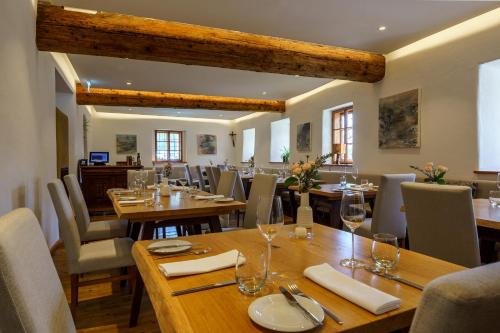 ein Esszimmer mit Holztischen und -stühlen in der Unterkunft Weinhaus Nigl - Hotel, Restaurant und Spa in Senftenberg