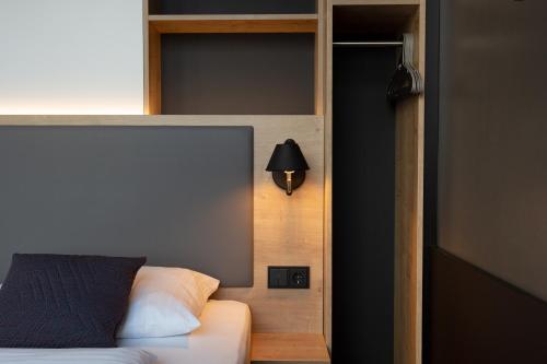 En eller flere senge i et værelse på aletto Hotel Kudamm