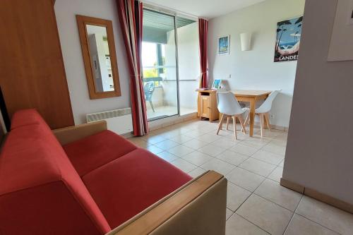 Photo de la galerie de l'établissement Cosy 21 M2 With Loggia Pool Near The Beach, à Moliets-et-Maa