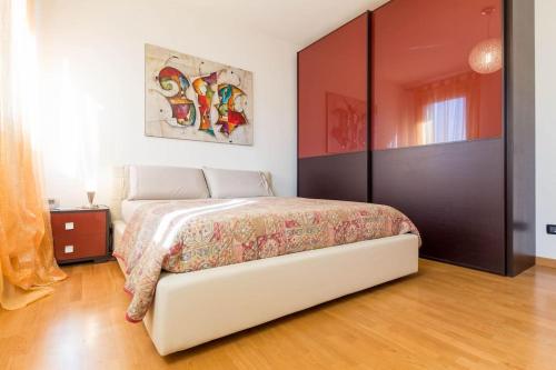 Un pat sau paturi într-o cameră la Elegant apartment and free car parking - Quite area