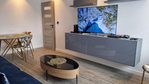 Televízia a/alebo spoločenská miestnosť v ubytovaní Galaxy Apartments