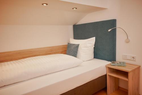 Postel nebo postele na pokoji v ubytování Hotel Seeblick & Ferienwohnung