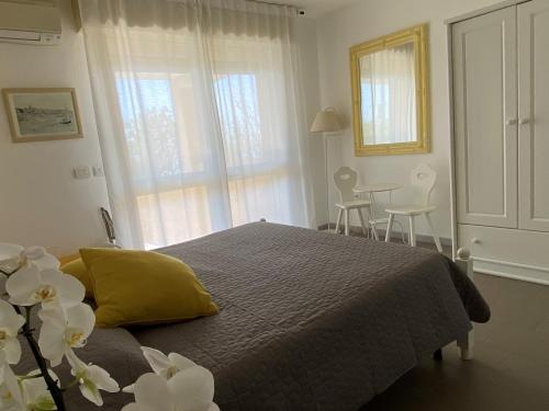 a bedroom with a bed and a table and chairs at Appartamenti Sole 1 in Alghero