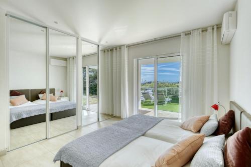 Foto da galeria de Beautiful contemporary villa with sea view, heated swimming pool, near Saint Tropez em Cavalaire-sur-Mer