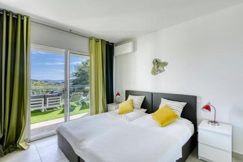 Ένα ή περισσότερα κρεβάτια σε δωμάτιο στο Magnificent Contemporary 5-Star Villa with Sea View and heated Swimming Pool, near Saint Tropez