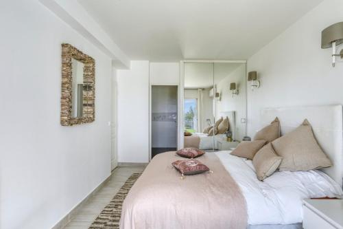 Ένα ή περισσότερα κρεβάτια σε δωμάτιο στο Magnificent Contemporary 5-Star Villa with Sea View and heated Swimming Pool, near Saint Tropez