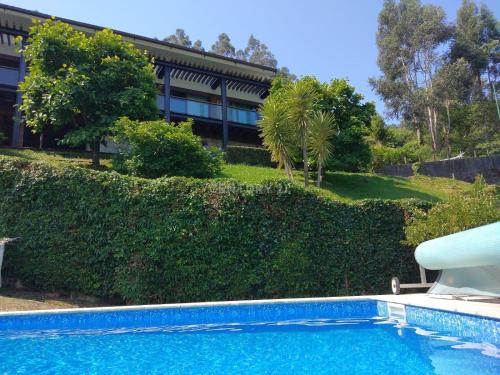 a swimming pool in front of a building at Pousada RIO CALDO in Rio Caldo