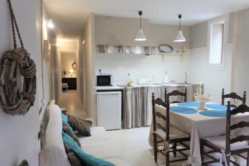 a kitchen and dining room with a table and chairs at Masia Sagués in Poblet