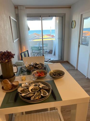 une table avec des assiettes de nourriture dessus dans l'établissement Soleil des Marquises, à Frontignan