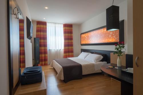 Un pat sau paturi într-o cameră la Sanlu Hotel