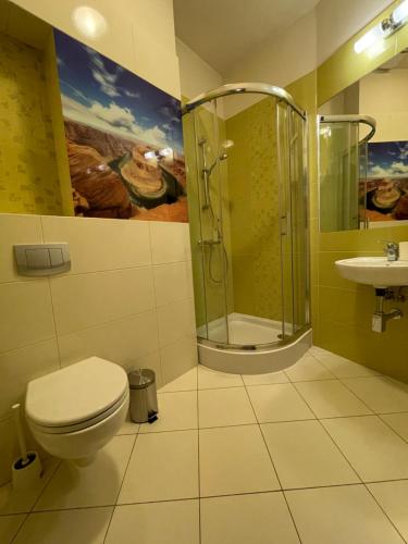 Bilik mandi di Apartamenty Centrum
