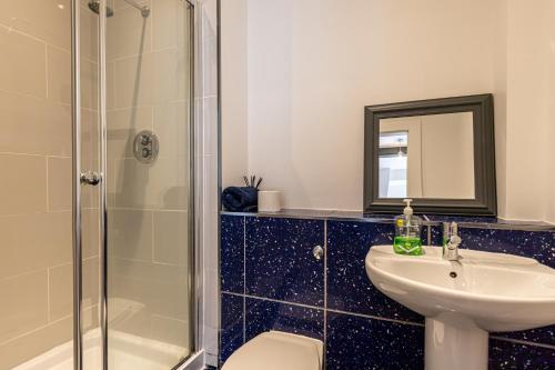 La salle de bains est pourvue d'une douche, d'un lavabo et de toilettes. dans l'établissement Clock Towers, 2 Bed, Stockton Heath, Warrington, Parking, à Warrington