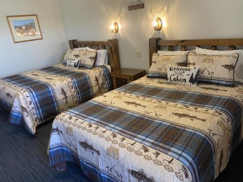una habitación de hotel con 2 camas en una habitación en South Platte Cabins & Kennels, en Ogallala