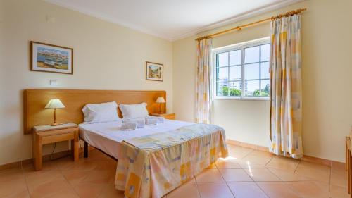 2BDR Duplex W AC & Pool in Portimão by Lovelystay