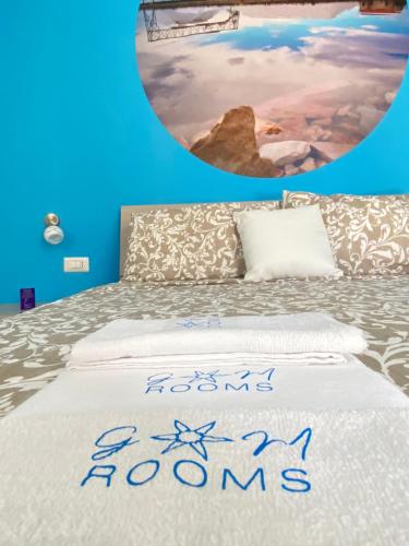 玛格丽塔萨沃亚Giglio di Mare rooms的一张写着“新家”的床