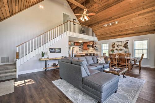 Χώρος καθιστικού στο Lakefront Eatonton Home Boat Dock and Fire Pit