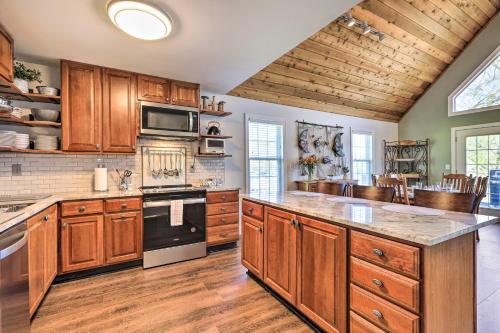 Η κουζίνα ή μικρή κουζίνα στο Lakefront Eatonton Home Boat Dock and Fire Pit