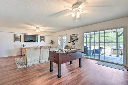 Χώρος καθιστικού στο Lakefront Eatonton Home Boat Dock and Fire Pit