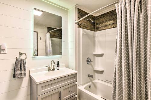ein Badezimmer mit einem Waschbecken, einer Badewanne und einem Spiegel in der Unterkunft Amenity-Packed Nebo Oasis with Deck and Mtn Views in Nebo