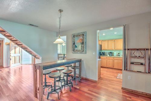 Η κουζίνα ή μικρή κουζίνα στο Casa Especial Family Retreat with Pool Table!