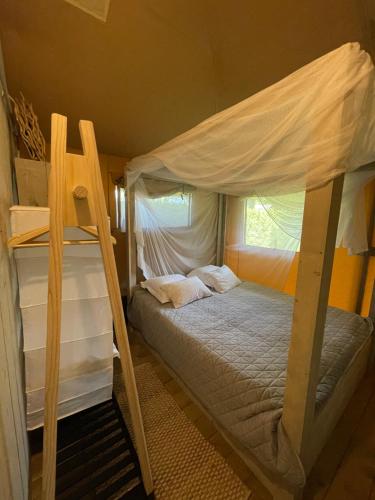 sypialnia z 2 łóżkami piętrowymi i oknem w obiekcie Glamour Glamping at little beach w mieście Jabbeke