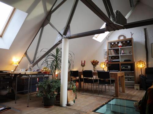 uma sala de estar com um tecto com clarabóias em Artistic loft apartment with big sun terrace em Gante