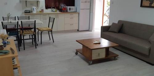Una cocina o zona de cocina en נוריתא