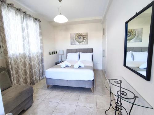 Postel nebo postele na pokoji v ubytování Lovely Rooms Finikounda