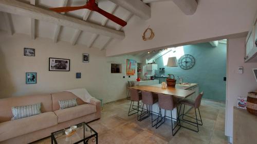 un soggiorno con un divano e un tavolo di La Bombonière & Spa a Roquebrune-Cap-Martin