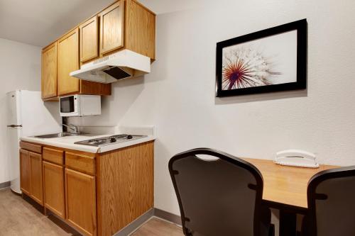 Η κουζίνα ή μικρή κουζίνα στο WoodSpring Suites Houston Westchase