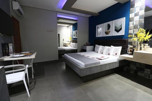 ein Schlafzimmer mit einem Bett und einem Schreibtisch in einem Zimmer in der Unterkunft A2 Motel in Ribeirão Preto