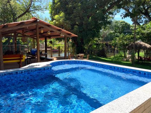 Der Swimmingpool an oder in der Nähe von Suíte Rio de Ondas 1