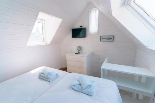 - une chambre mansardée blanche avec 2 lits et un lavabo dans l'établissement Fishermen's House In The Center And Near The Beach, à Trouville-sur-Mer