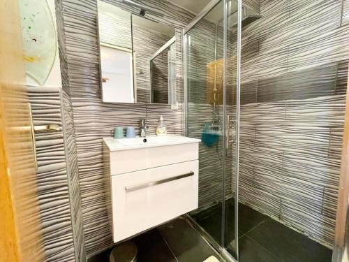Kúpeľňa v ubytovaní Charming apartment in Jadranovo with sea view - 35 m²
