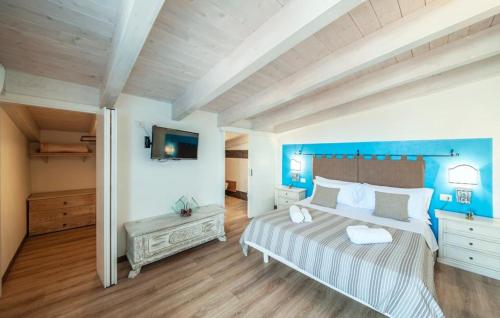 カステルサルドにあるRocca Doriaの青い壁のベッドルーム1室(大型ベッド1台付)