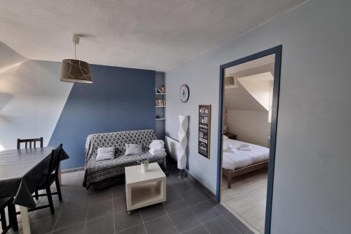 um quarto com uma mesa, uma cama e um espelho em Peaceful Apt At 2 Steps From The Beach em Luc-sur-Mer