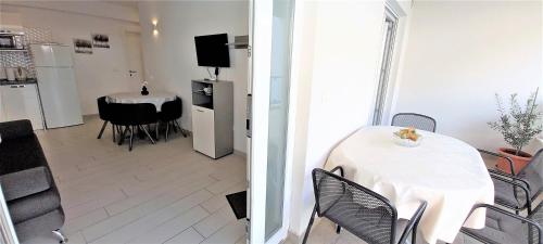Μια τηλεόραση ή/και κέντρο ψυχαγωγίας στο Apartments Danica