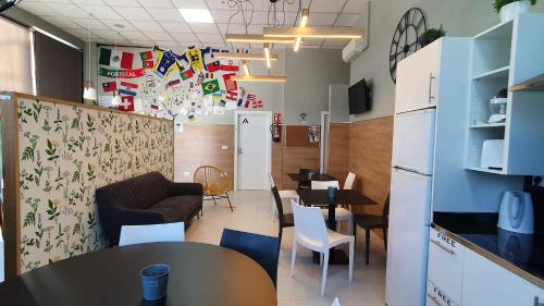 - un salon avec un canapé, une table et des chaises dans l'établissement Albergue Turistico la Credencial, à Saint-Jacques-de-Compostelle