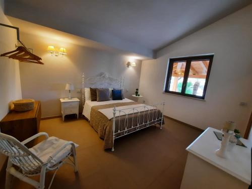 1 dormitorio con cama y ventana en Villa Residenza Medea, en Villaggio Mosè