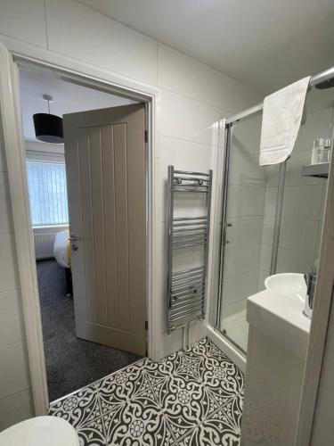 uma casa de banho com um chuveiro, um WC e um lavatório. em The Villas holiday homes em Horden