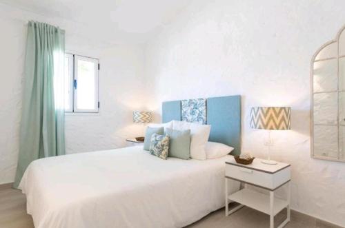 En eller flere senge i et værelse på 2 bedroom bungalow aguamarina