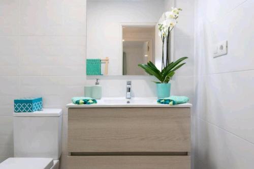 Et badeværelse på 2 bedroom bungalow aguamarina