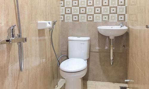 a bathroom with a toilet and a sink at RedDoorz near Wisata Paribendo Lawang in Lawang