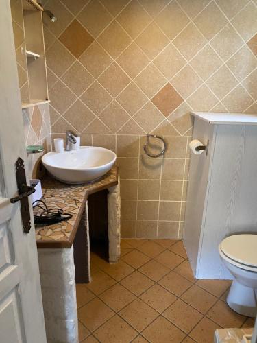 La salle de bains est pourvue d'un lavabo et de toilettes. dans l'établissement Maisonnette 4pers, au Barcarès