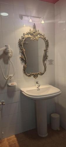 een badkamer met een wastafel en een spiegel aan de muur bij Hotel Rural Remanso in Sotillo del Rincón