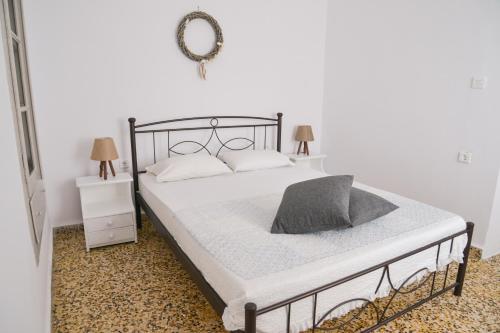 Diamanto's guest house في تريبيتي: غرفة نوم مع سرير ومرآة على الحائط