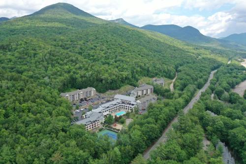 eine Luftansicht eines Gebäudes in den Bergen in der Unterkunft InnSeason Resorts Pollard Brook in Lincoln