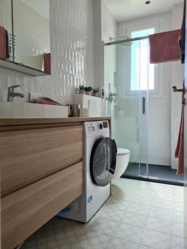 a kitchen with a washing machine in a bathroom at Paris visit in La Garenne-Colombes