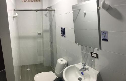 Hotel Inmaculada Real في فلورنسيا: حمام مع مرحاض ومغسلة