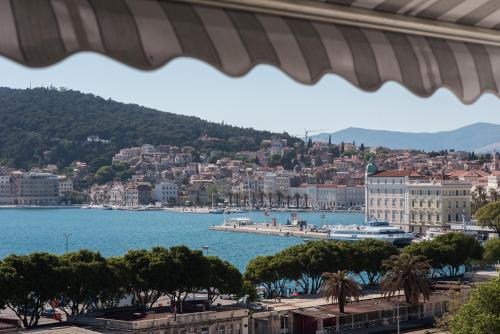uma vista para uma cidade e um corpo de água em Homey apartment with a view em Split